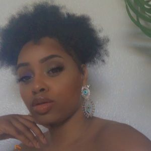 Meet your Posher, La monique